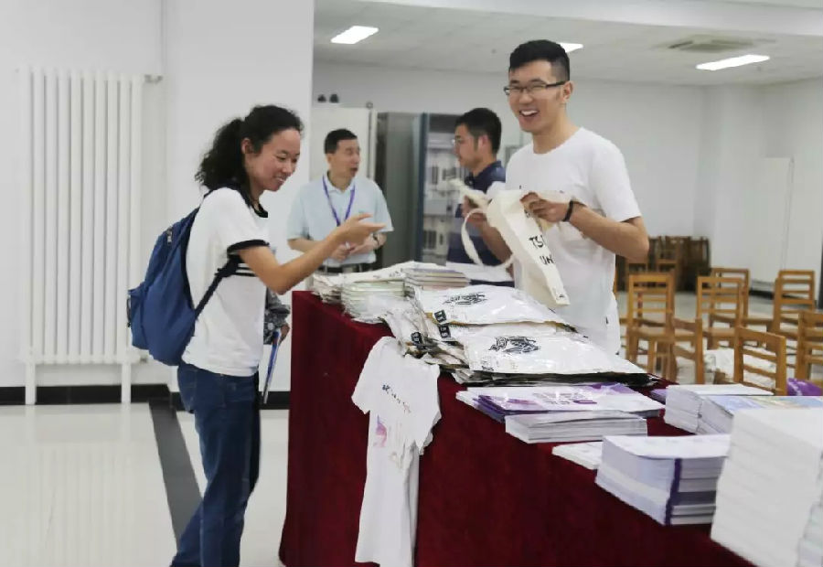 工作人员为新生分发材料和礼物